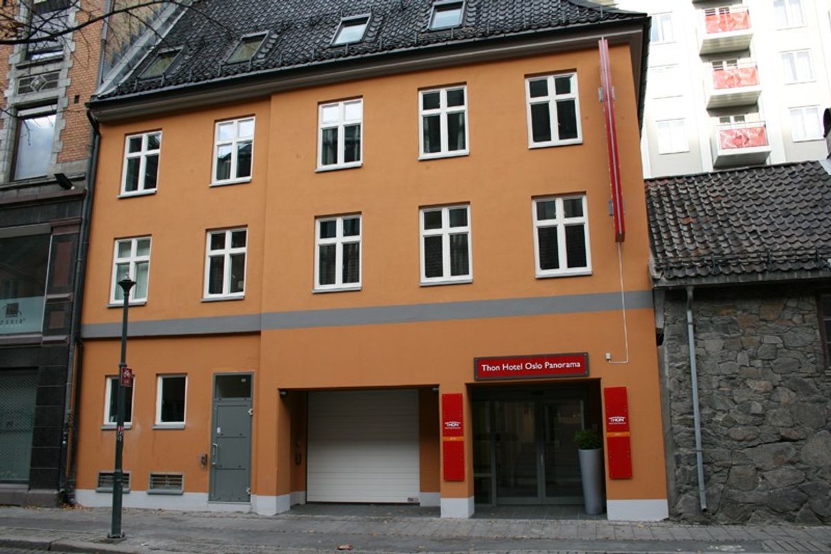 Rådhusgata 7. Fasaderehabilitering og maling (2006)